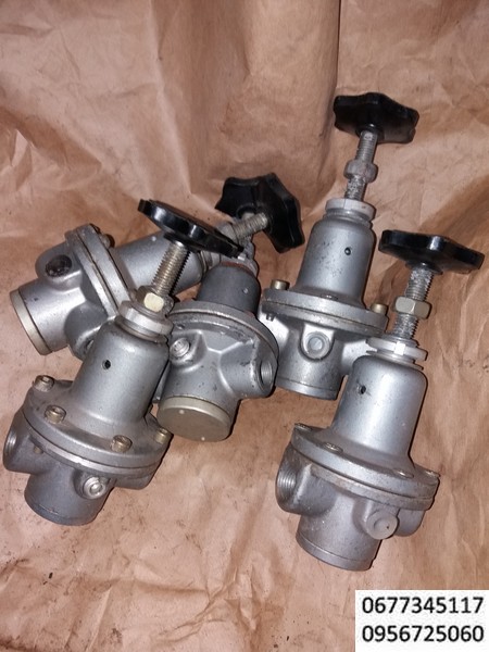 Пневмоклапан  редукционный П-КРМ-122-16, ПКРМ-122-12 с пневматической или ручной настройкой давления на выходе служат для понижения и поддержания на заданном уровне давления сжатого воздуха в пневматических приводах и системах различного технологического оборудования.  Для понижения давления сжатого воздуха от компрессора и поддержания заданного давления в пневмосистеме применяют редукционные пневмоклапаны, в частности, клапан П-КРМ